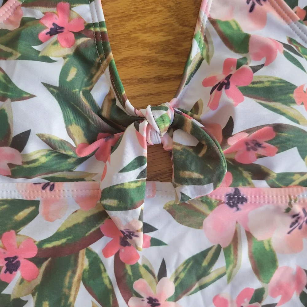 🌟 NWT BEACHSISSI ⛱️ One Piece Flirty Floral Women's Swimwear Size M Ruffles - Picture 3 of 8